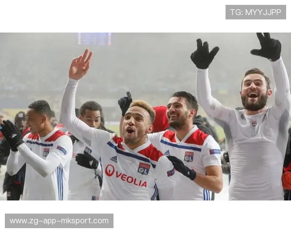 法甲里昂短传渗透得手,禁区多次混战成收益